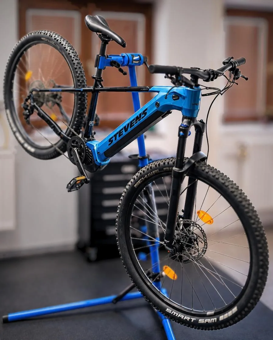E-bike Stevens v servisnom stojane v dielni Sambike